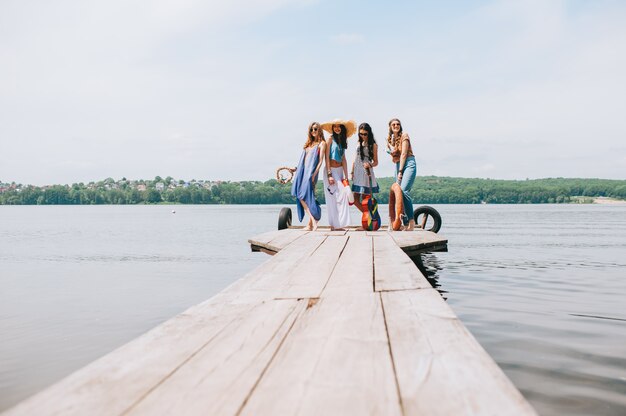 Quatro amigas lindas no banco dos réus