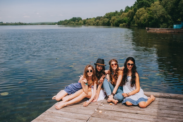 quatro amigas lindas no banco dos réus