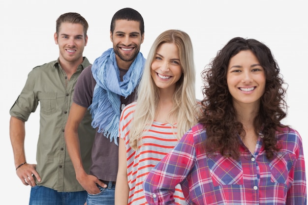 Quatro amigos elegantes sorridentes na câmera