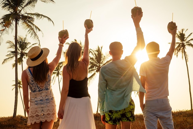 Quatro amigos levantam as mãos e creers vecation