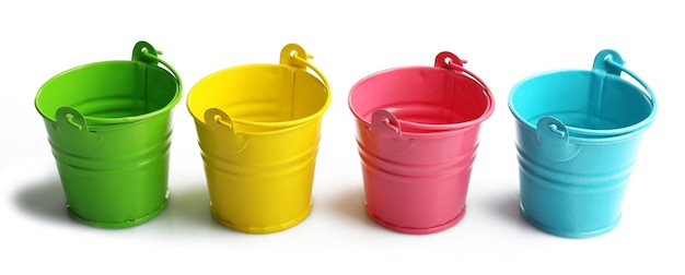 Quatro baldes de cores diferentes isolados no branco