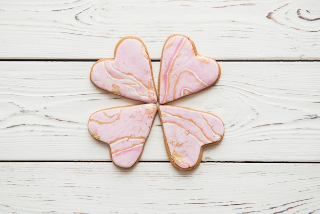 Quatro biscoitos em forma de coração de mármore trevo de flores empilhadas