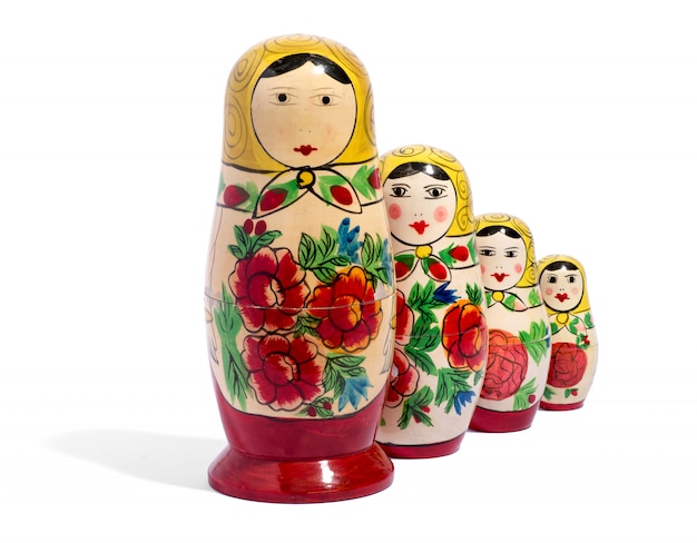 Quatro bonecas matryoshka em frente uma da outra