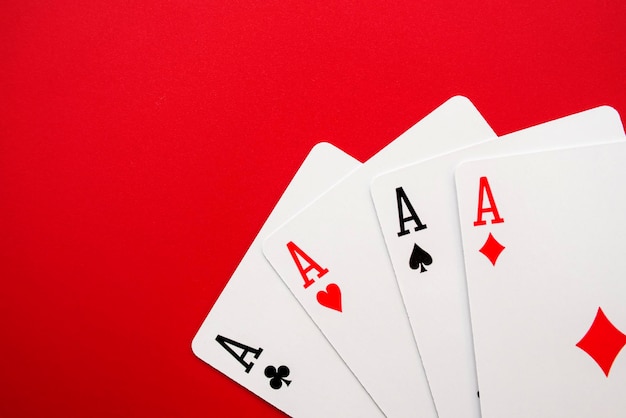 Quatro cartas de póquer de ases em fundo vermelho quatro cartas de jogo de ases