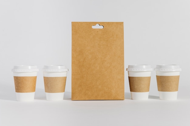 Foto quatro copos e saco de café