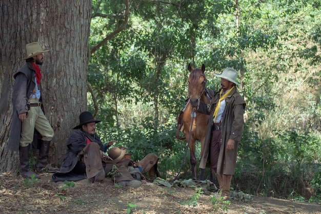 Foto quatro cowboys acampamento ao ar livre