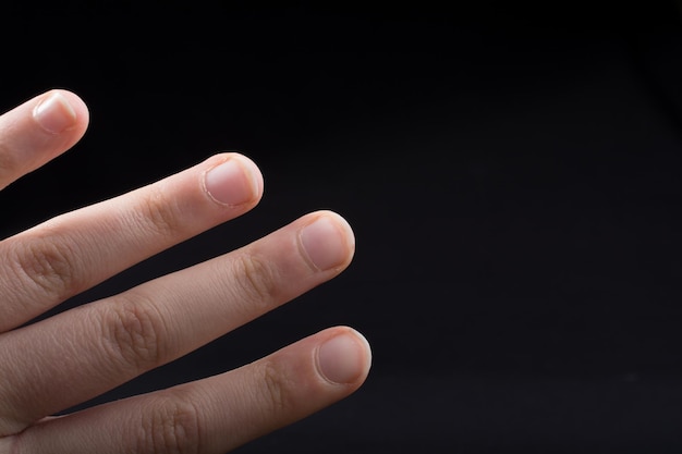 Quatro dedos de uma mão humana parcialmente vistos à vista