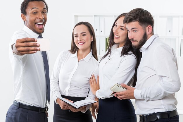 Foto quatro empresários tirando uma selfie