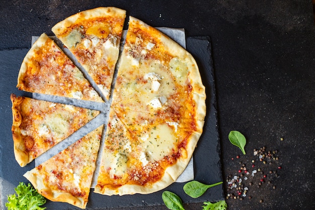 Quatro Formaggi Pizza mit verschiedenen Käsesorten und Basilikum