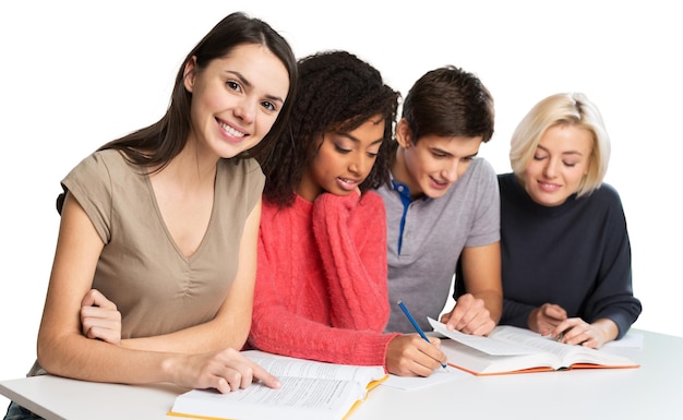 Foto quatro jovens alunos estudando matéria no fundo