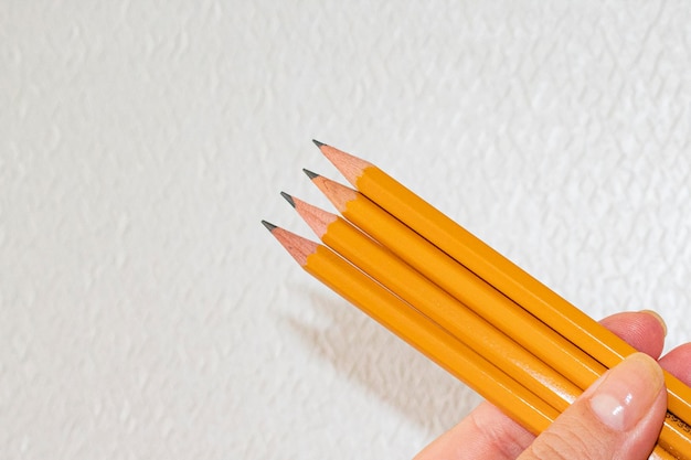 Foto quatro lápis amarelos simples sobre um fundo claro
