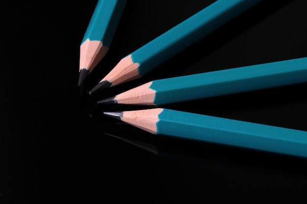 Quatro lápis simples em um preto