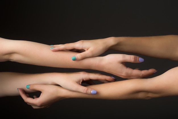 Quatro mãos femininas se tocando