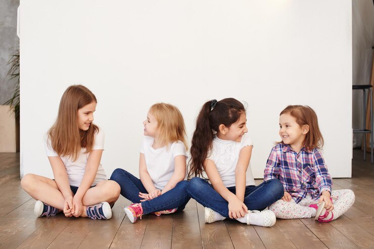Foto quatro meninas de um amigo sentado sobre um fundo branco relacionamentos felizes