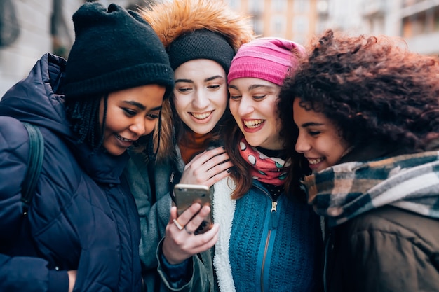 Quatro, mulheres jovens, usando, smartphone