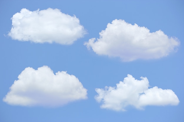 Quatro nuvens com céu azul