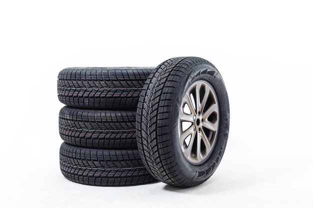Quatro pneus pretos isolados no fundo branco