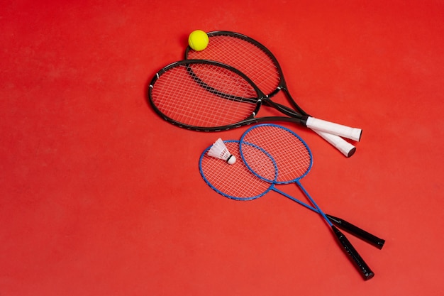 Quatro raquetes. raquetes para tênis e badminton