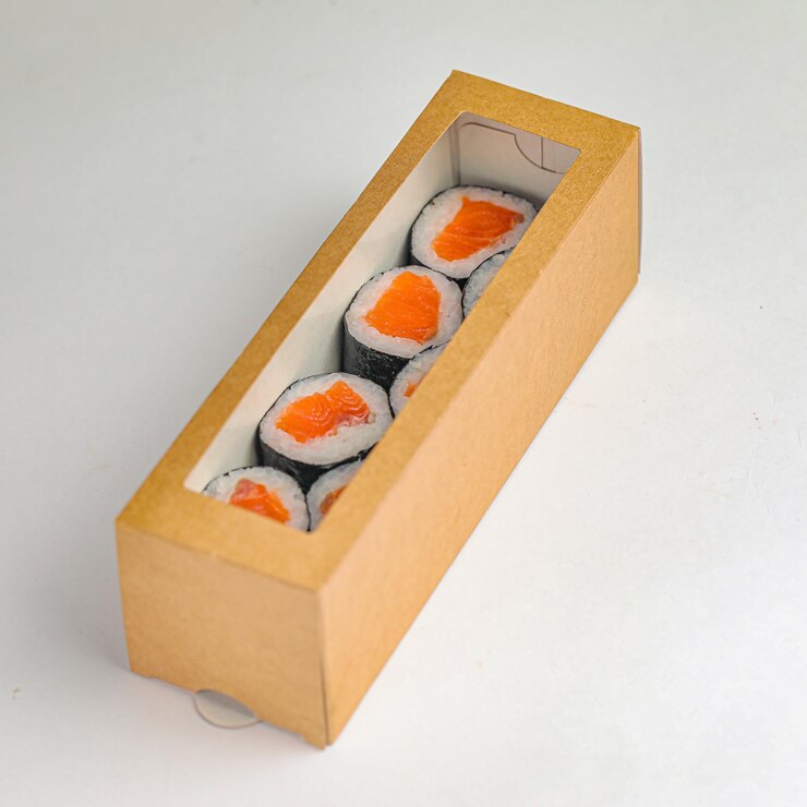 Foto quatro rolos de sushi em caixa de papelão