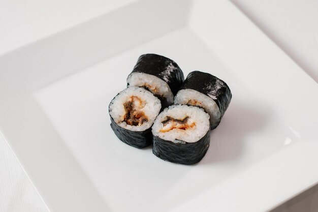 Quatro rolos de sushi maki com salmão