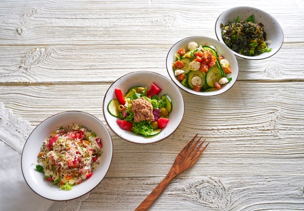 Quatro salada misture tigelas comida saudável