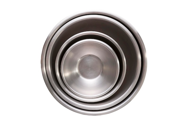 Quatro tigelas de metal isoladas em branco