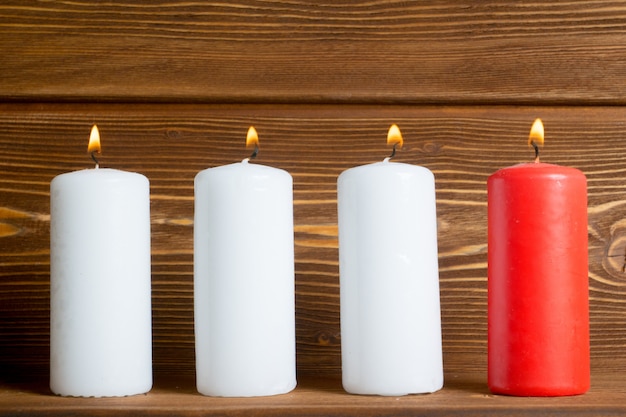 Foto quatro velas com fundo de tábuas rústicas de madeira