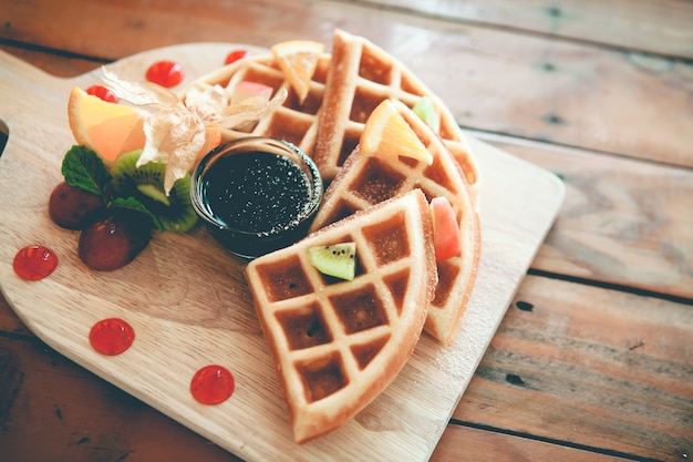 Quatro waffles são lindamente dispostos em madeira