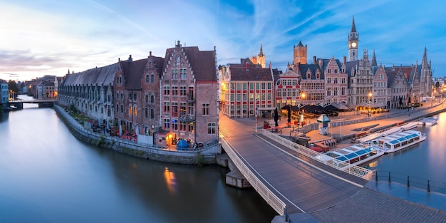 Quay Graslei en la ciudad de Gante Bélgica de la mañana