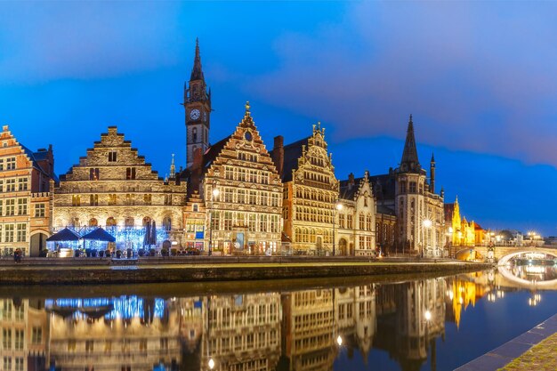 Quay graslei na cidade de ghent à noite bélgica