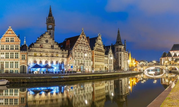 Quay Graslei en la noche de la ciudad de Gante Bélgica