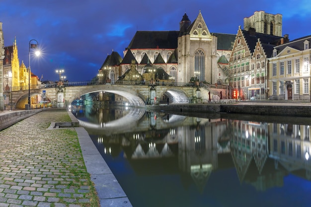 Quay Graslei und St Michael Bridge bei Nacht Gent