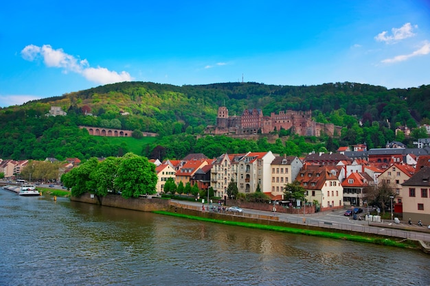 Quay of Neckar River e vista da cidade de verão Heidelberg na Alemanha