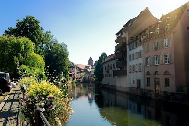 Quay Woerthel sobre el río Ill en Estrasburgo, Francia