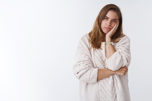 Que aborrecido. Retrato de mulher cansada e irritada com sono ouvindo palestra entediante desinteressante forçado a ouvir pais repreendendo facepalming rosto inclinado entediado, em pé indiferente fundo branco descuidado