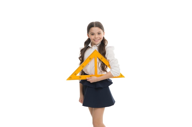 Que ângulo você olha Criança pequena com instrumento de medição na aula da escola Menina se preparando para a aula de geometria Aluna bonita segura a régua triangular para a aula