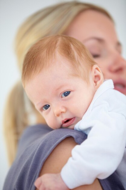 Que bom lugar para descansar Foto de uma mãe embalando ternamente seu recém-nascido em seu ombro