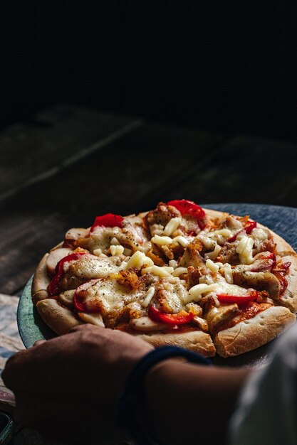 Foto qué buena presentación de pizza.