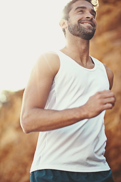 Qué día para correr Foto de un joven saliendo a correr