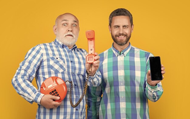 Foto qué es insedi hija estudio con el padre día de los maestros día del conocimiento escolarización en el hogar de vuelta a la escuela enseñanza privada niña pequeña niño con barba maestro hombre en la clase lección privada