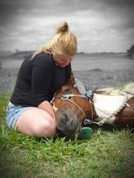 Foto qué hermoso vínculo entre caballo y jinete.