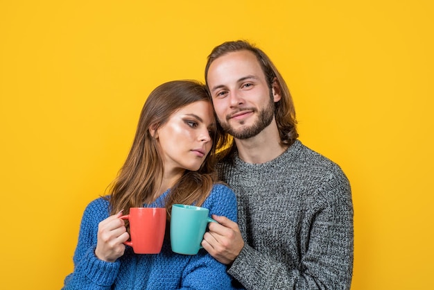 Que ótima manhã moda de malhas aconchegante e confortável para família casal apaixonado bebe chá relações românticas de homem e mulher no inverno o amor pode nos aquecer férias e férias de ano novo