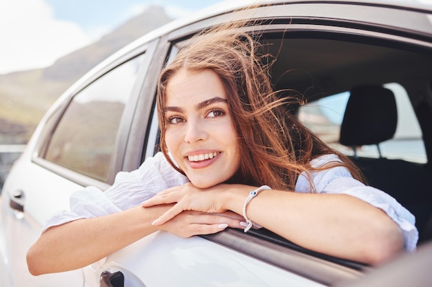 Qué podría ser mejor que viajar. Una foto de una hermosa joven disfrutando de un viaje aventurero en auto.