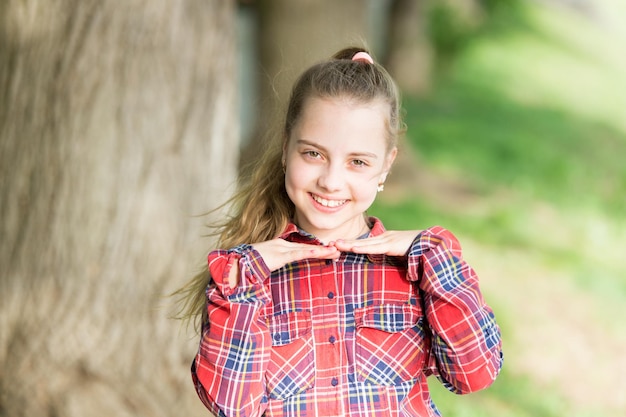 Que sorriso bonito Menina adorável com um grande sorriso no verão ao ar livre Criança sorridente com sorriso branco e saudável no rosto bonito Criança pequena bonita com longos cabelos loiros e sorriso feliz