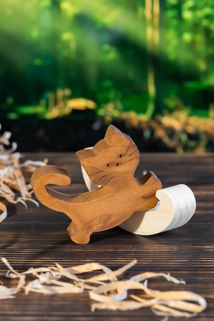 Quebra-cabeça de madeira na forma de uma família de gatos feitos à mão no fundo da floresta