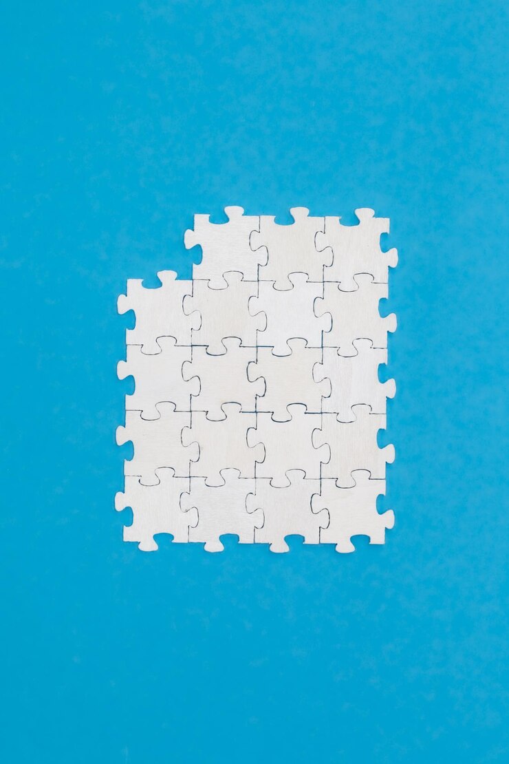 Foto quebra-cabeças brancos sobre um plano de fundo azul