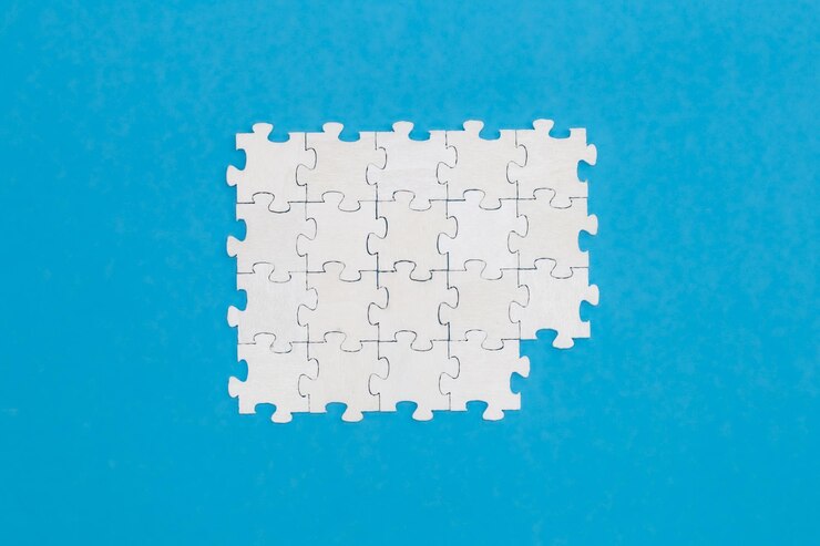 Foto quebra-cabeças brancos sobre um plano de fundo azul