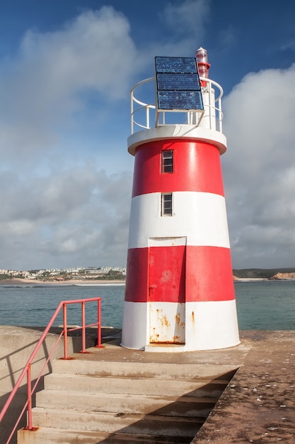 Quebra-mar com um farol para guiar.