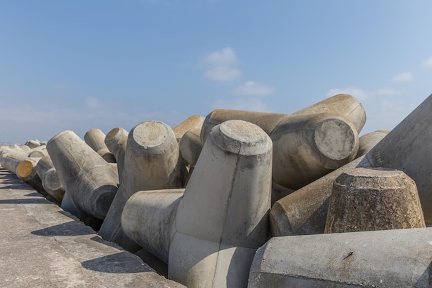 Quebra-mar de concreto em Peniche Portugal