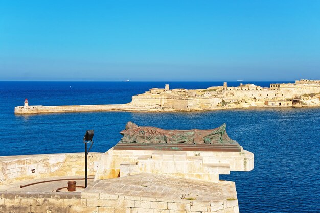 Quebra-mar em fort ricasoli de kalkara em grand harbour, valletta, malta